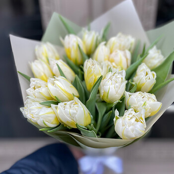 Букет белых тюльпанов в декоративной упаковке.