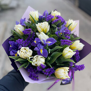 Белые тюльпаны с лимонией и ирисами