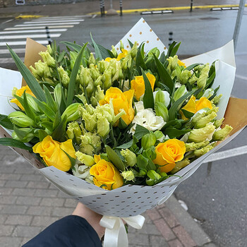Roses and alstroemeria bouquet