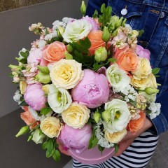 Композиция с пионами в коробке 