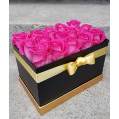 Розовые розы в черной коробке