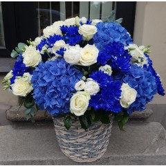 Синие цветы в корзине