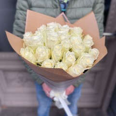 Букет из белых роз длиной 50 - 70 см в декоративной бумаге