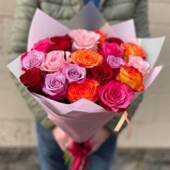 Букет из роз разных цветов длиной 50 см в декоративной бумаге