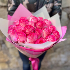 Tum&scaron;i rozā rozes dekoratīvā iepakojumā