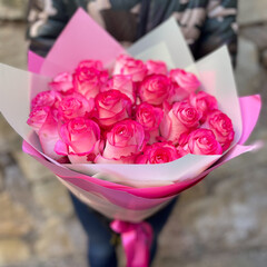 Tum&scaron;i rozā rozes dekoratīvā iepakojumā