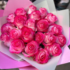 Tum&scaron;i rozā rozes dekoratīvā iepakojumā
