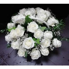 Белые розы в корзине