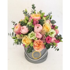Ziedu kastīte ar ranunkuļiem un Vuvuzela rozēm