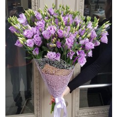 Ziedu pušķis no violetām lizantēm
