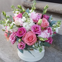 Цветочная композиция в коробке с левкоем, пионами, розами и лизиантусом