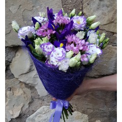 Эустома с ирисами в декоративной упаковке