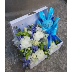 Ziedu kompozīcija ar dāvnu jaundzimušajam maigi zilos toņos