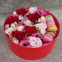 Roses, lisianthus and macarons in a gift box