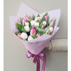 Tulpju pušķis no baltām un rozā tulpēm