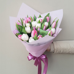 Tulpju pušķis no baltām un rozā tulpēm