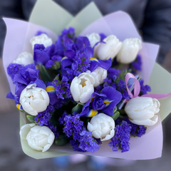 Baltas tulpes ar limoniju un īrisiem