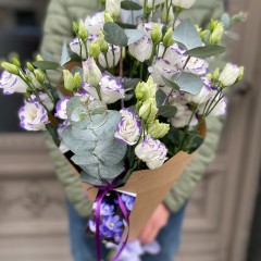 Lisianthus with eicaliptys