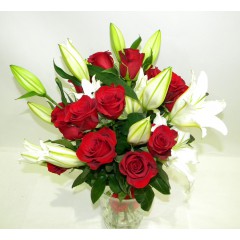Classic bouquet of roses and lilies