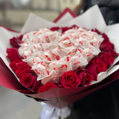 Розы и конфеты Raffaello в коробке формы сердца