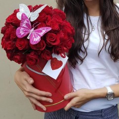 Sarkanas rozes kastē ar tauriņiem