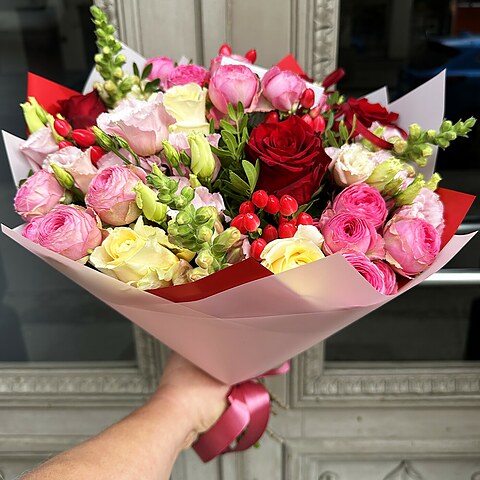 Seasonal flower bouquet #18 in vibrant colours with roses, spray roses and snapdragons