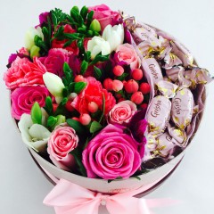 коробка цветов с конфетами