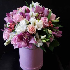Цветы в коробке в розовых тонах