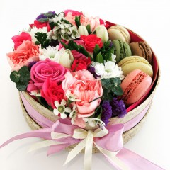 Flowers and macaroons cookies box