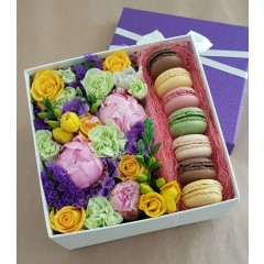 Коробка со свежими цветами и Macarons печенье