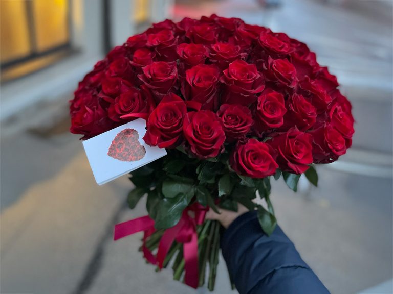 51 un vairāk rozes pušķī